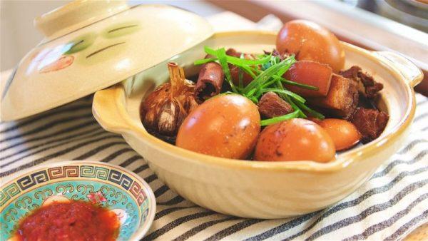 Dừa đã gọt vỏ được bọc kín bằng màng bọc thực phẩm trước khi bỏ vào tủ lạnh