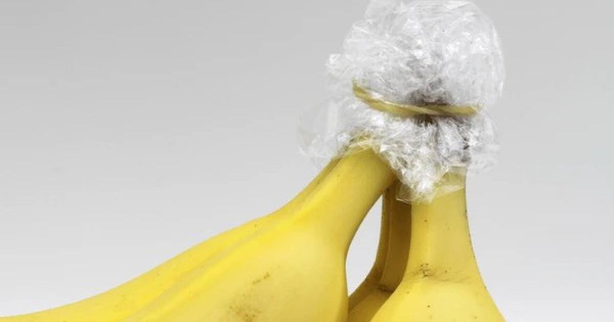 bọc kín cuống chuối bằng giấy bạc