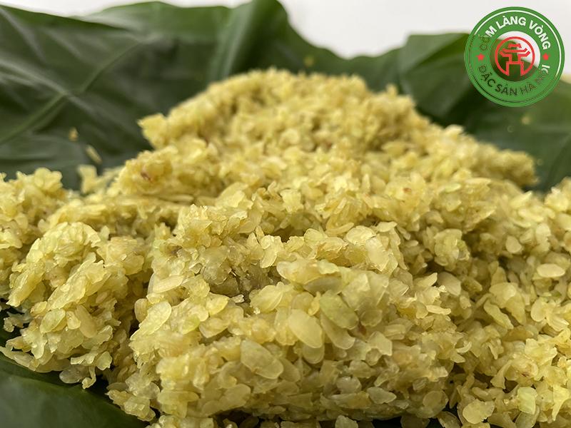 Cơm dừa nạo được chia thành từng túi nhỏ và bỏ vào ngăn đá tủ lạnh