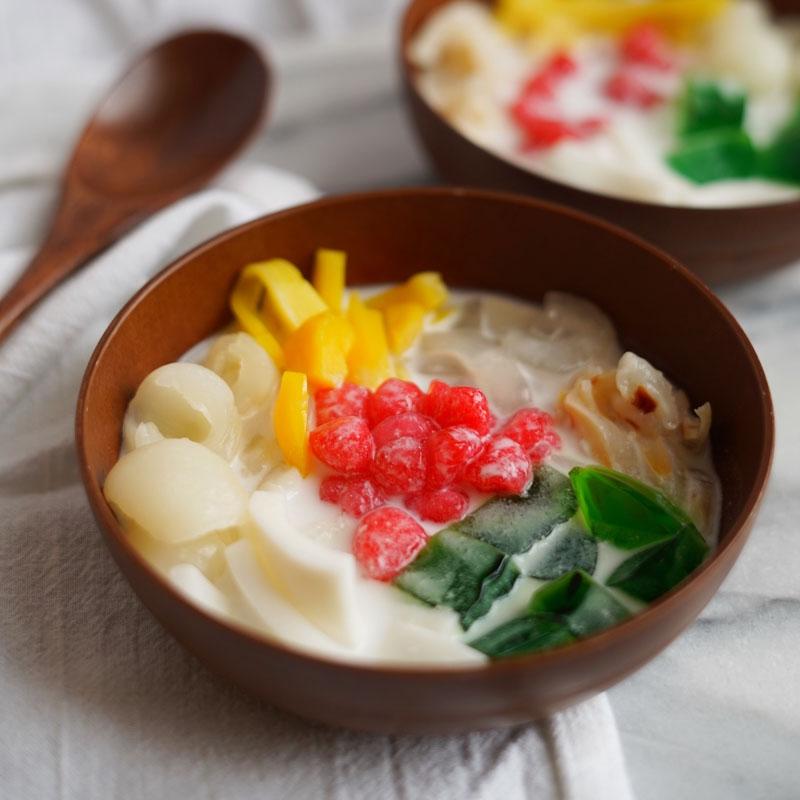 Dừa đã thái miếng nhỏ được đựng trong hộp thủy tinh và bảo quản trong tủ lạnh