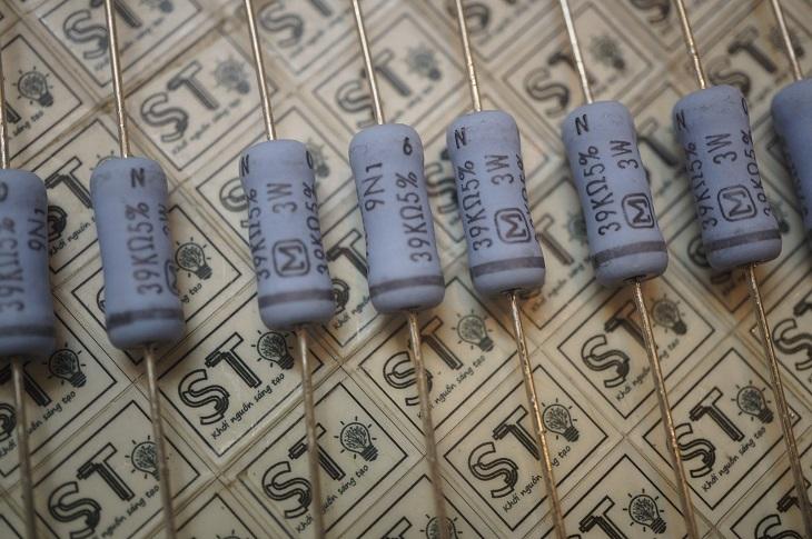 dong-ho-do-kiem-tra-dien-tro-loc-tu-lanh