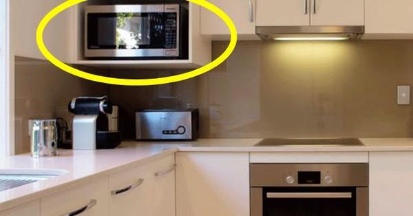 Ảnh minh họa cách đặt lò vi sóng đúng cách trên một kệ bếp, có khoảng cách thông thoáng với các thiết bị khác