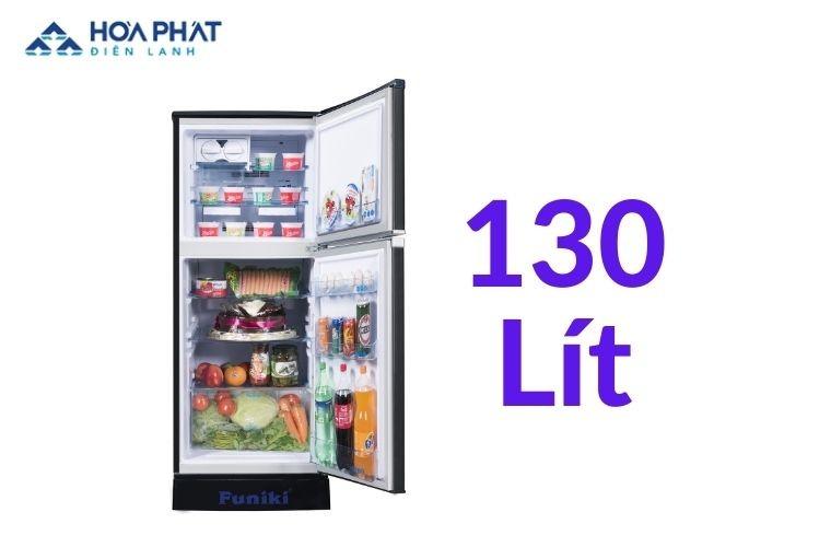 Lò vi sóng đặt trên nóc tủ lạnh trong một không gian bếp nhỏ, thể hiện sự tiện lợi và tiết kiệm không gian