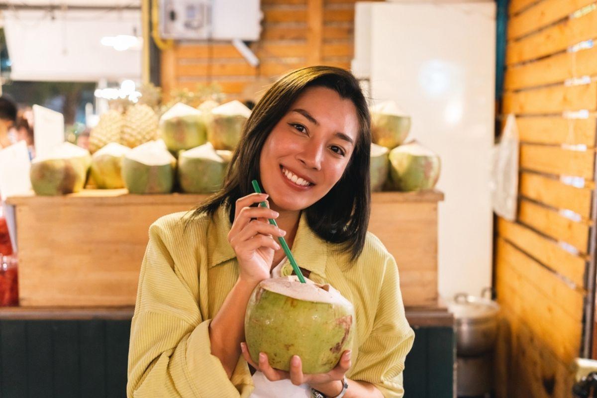 nuoc-dua-tuoi-cac-cach-dung-lam-dep