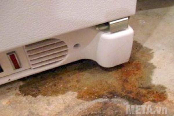 ống thoát nước tủ lạnh bị tắc