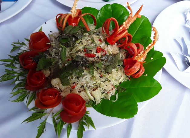 những múi sầu riêng đã được cắt ra và bày lên đĩa trông hấp dẫn