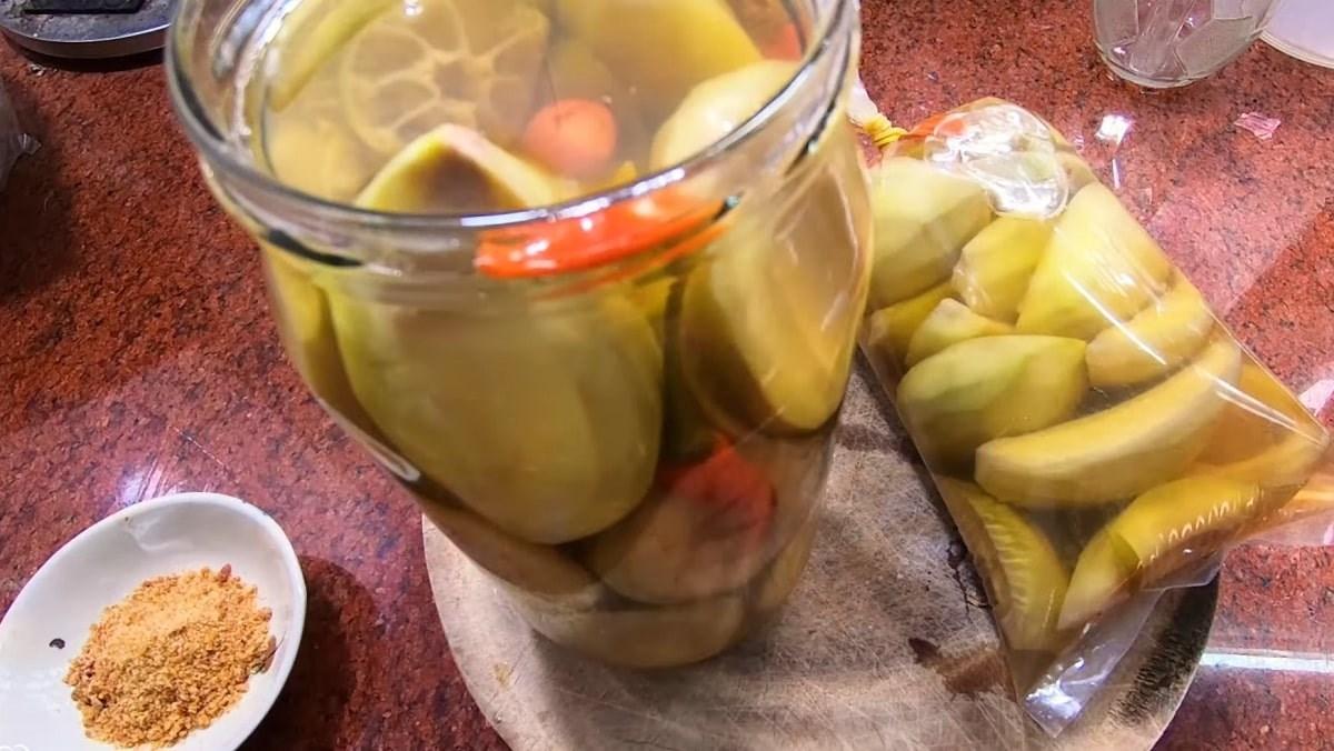 xoai xanh da rua sach, cat mieng, ngam nuoc muoi, chuan bi cho vao tu lanh