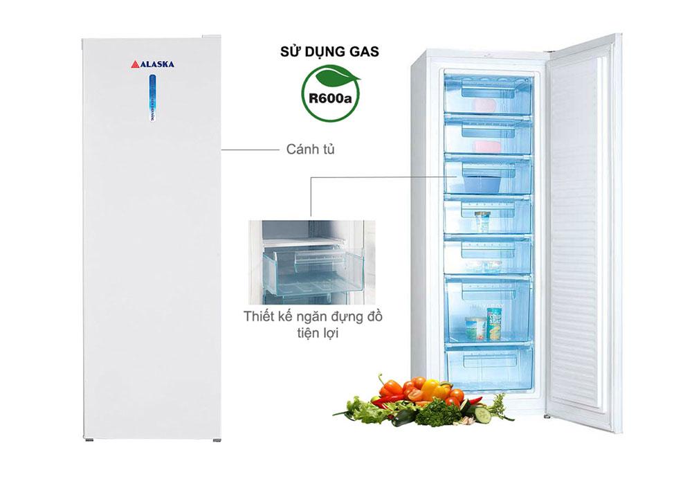 tay đang vệ sinh các bộ phận tháo rời của tủ lạnh