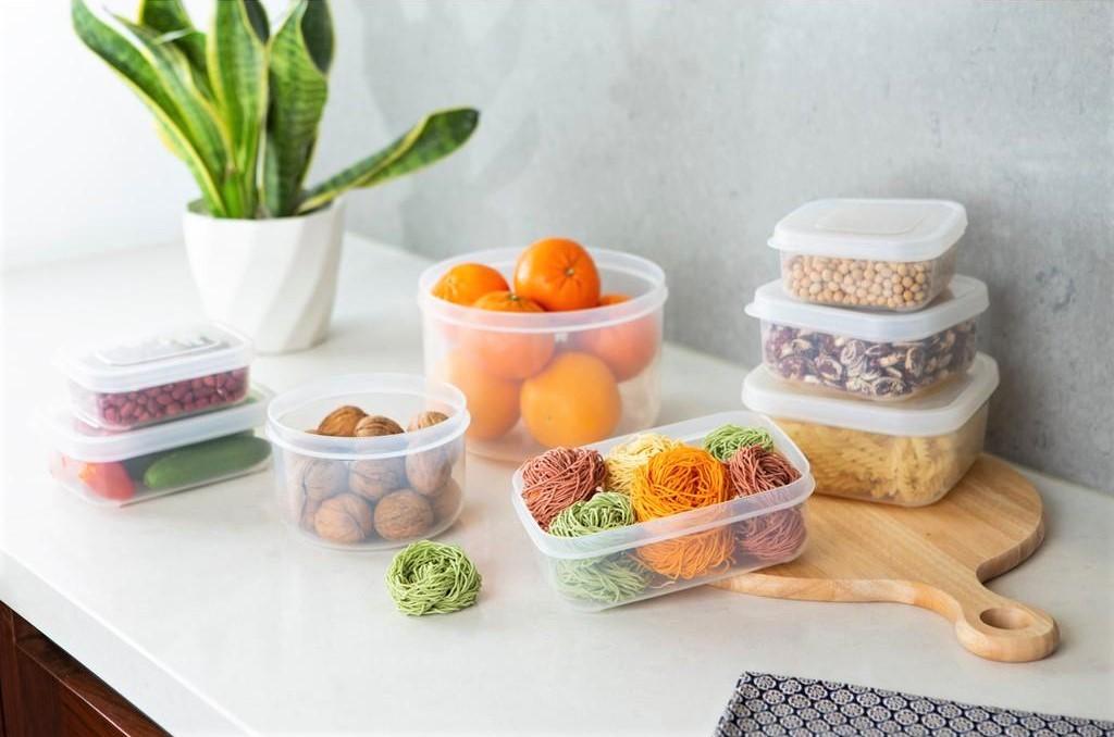 các món ăn từ thịt heo đã chế biến được đựng trong hộp kín để bảo quản