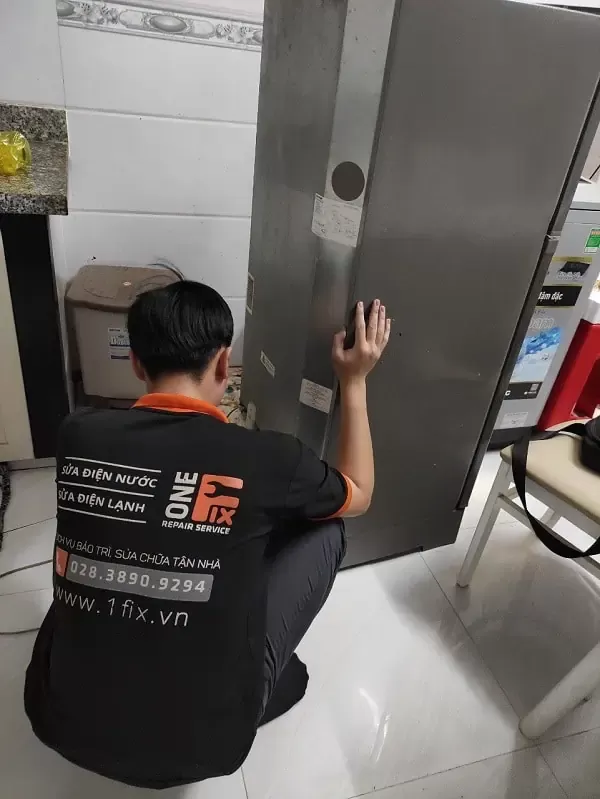 tủ lạnh rò rỉ nước dưới gầm
