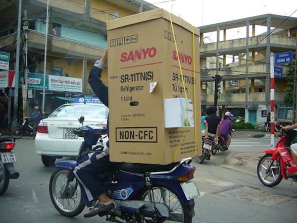 tủ lạnh được cố định bằng dây thừng chắc chắn, phương pháp tối ưu để vận chuyển tủ lạnh trên xe máy