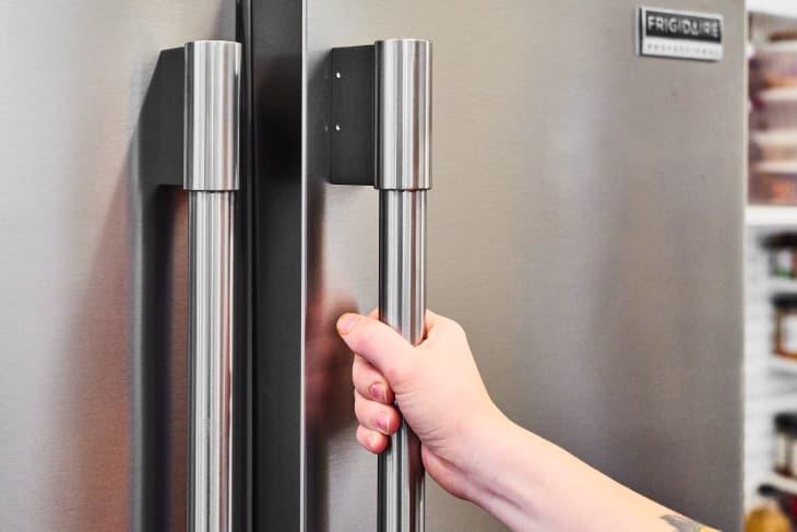 ve-sinh-tu-lanh-khi-rut-dien-de-bao-quan-tot-hon