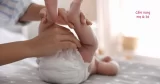 Có nên thay bỉm cho bé khi bé đang ngủ?